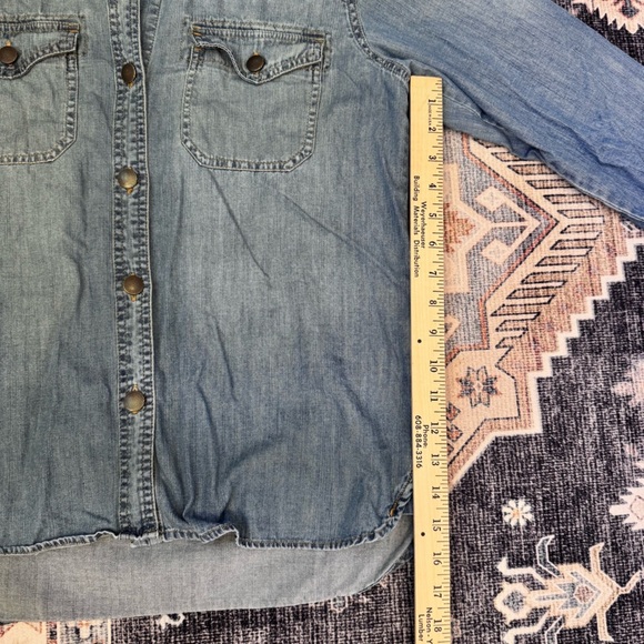 CAbi Jeans Blue Denim Shirt Western Chambray Button Down Pockets Women’s Size M - Picture 12 of 13